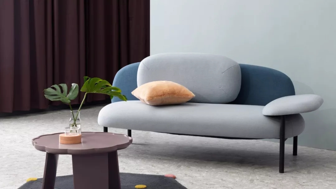 Dulux，cozy，Warm wood brown，Flower room table，lamps and lanterns，sofa，