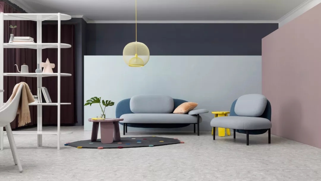 Dulux，cozy，Warm wood brown，Flower room table，lamps and lanterns，sofa，