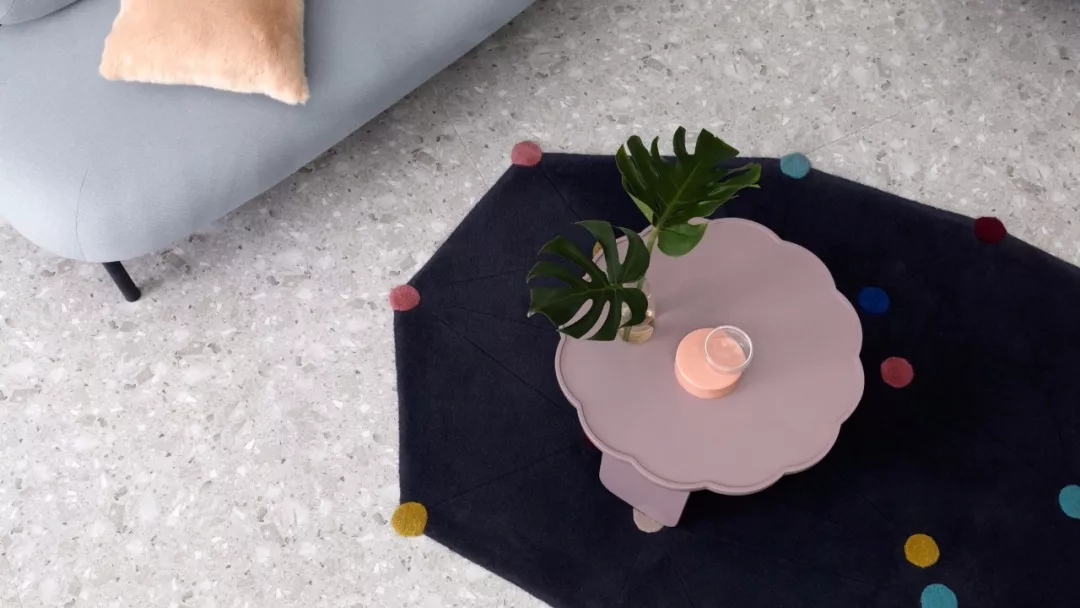 Dulux，cozy，Warm wood brown，Flower room table，lamps and lanterns，sofa，