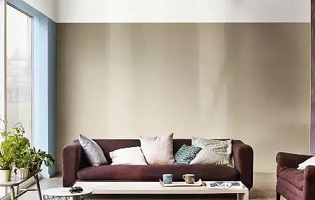 Dulux，cozy，Warm wood brown，Flower room table，lamps and lanterns，sofa，