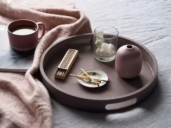 Dulux，cozy，Warm wood brown，Flower room table，lamps and lanterns，sofa，