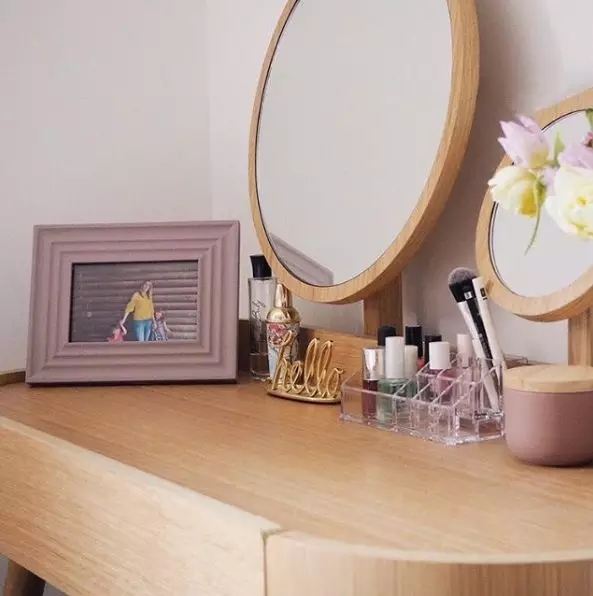 Dulux，cozy，Warm wood brown，Flower room table，lamps and lanterns，sofa，