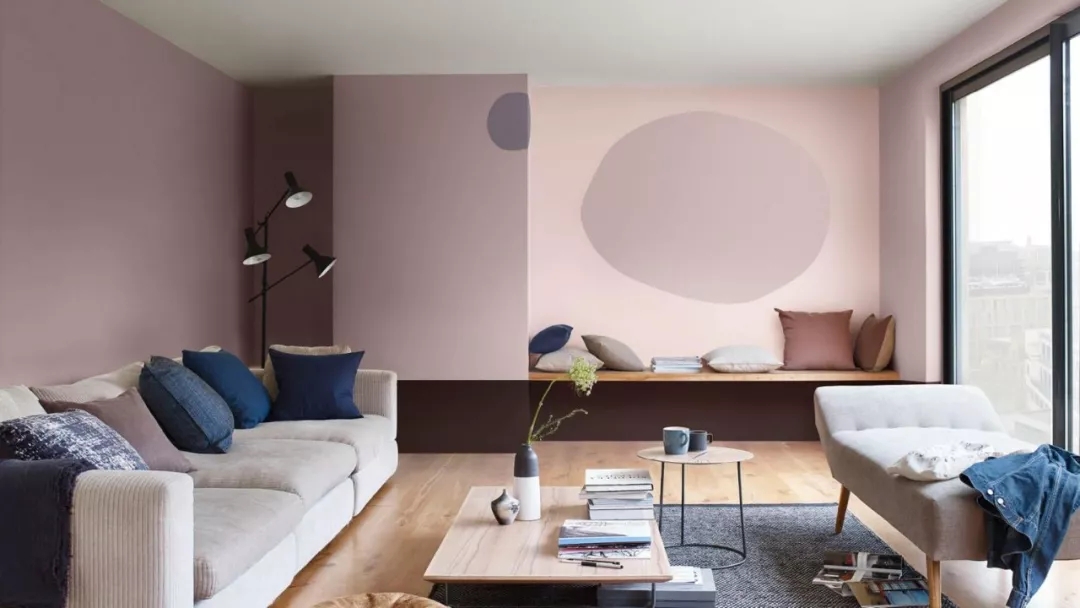 Dulux，cozy，Warm wood brown，Flower room table，lamps and lanterns，sofa，