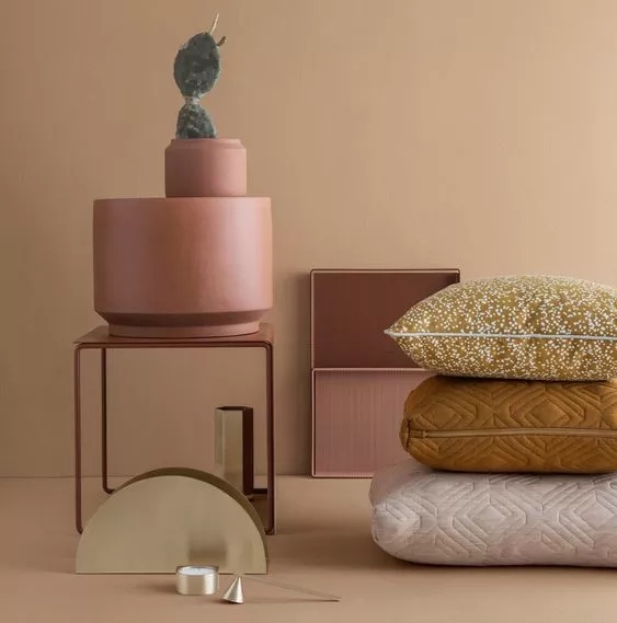 Dulux，cozy，Warm wood brown，Flower room table，lamps and lanterns，sofa，