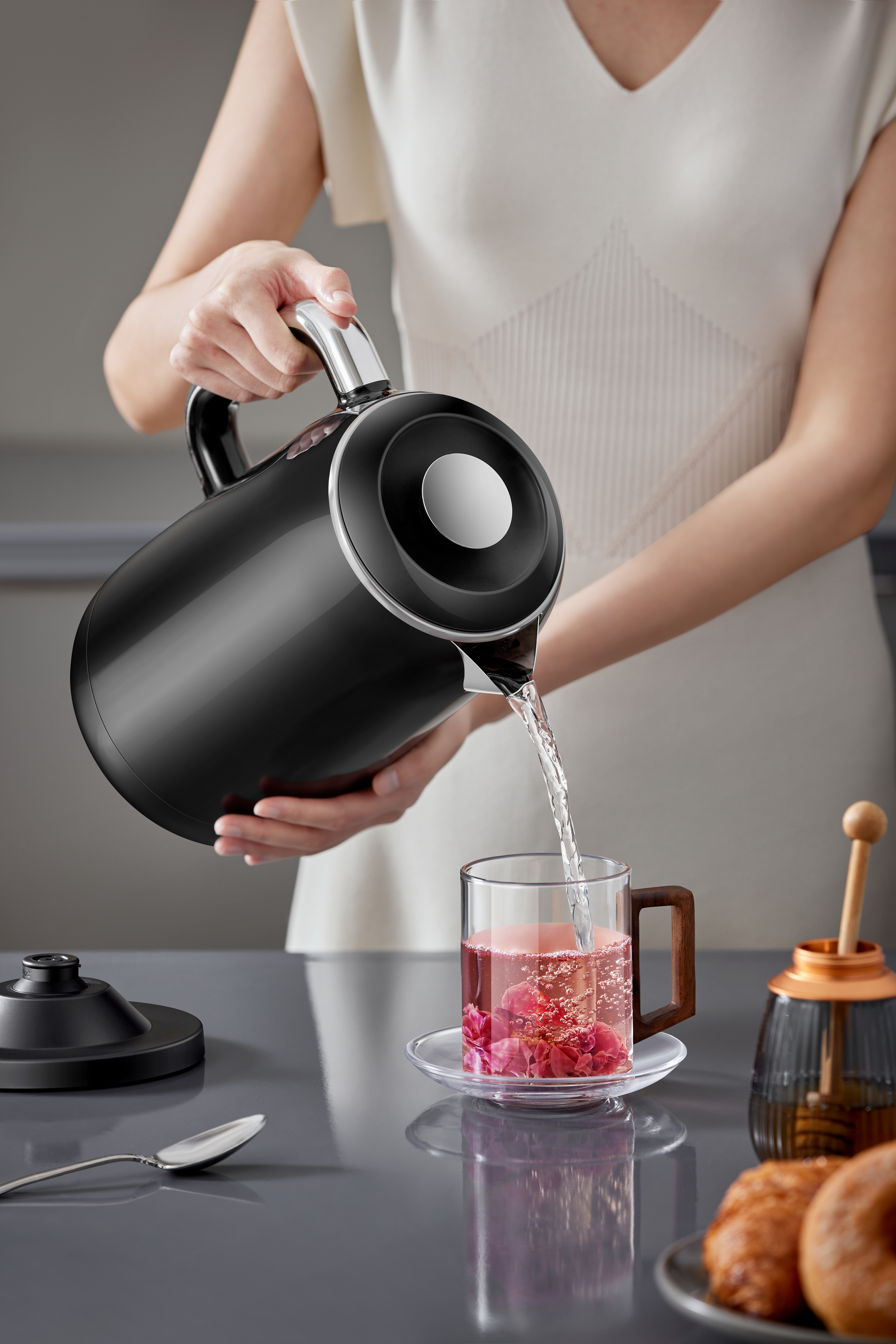 Electric kettle，Retro look，Real-time temperature display，Electric kettle，