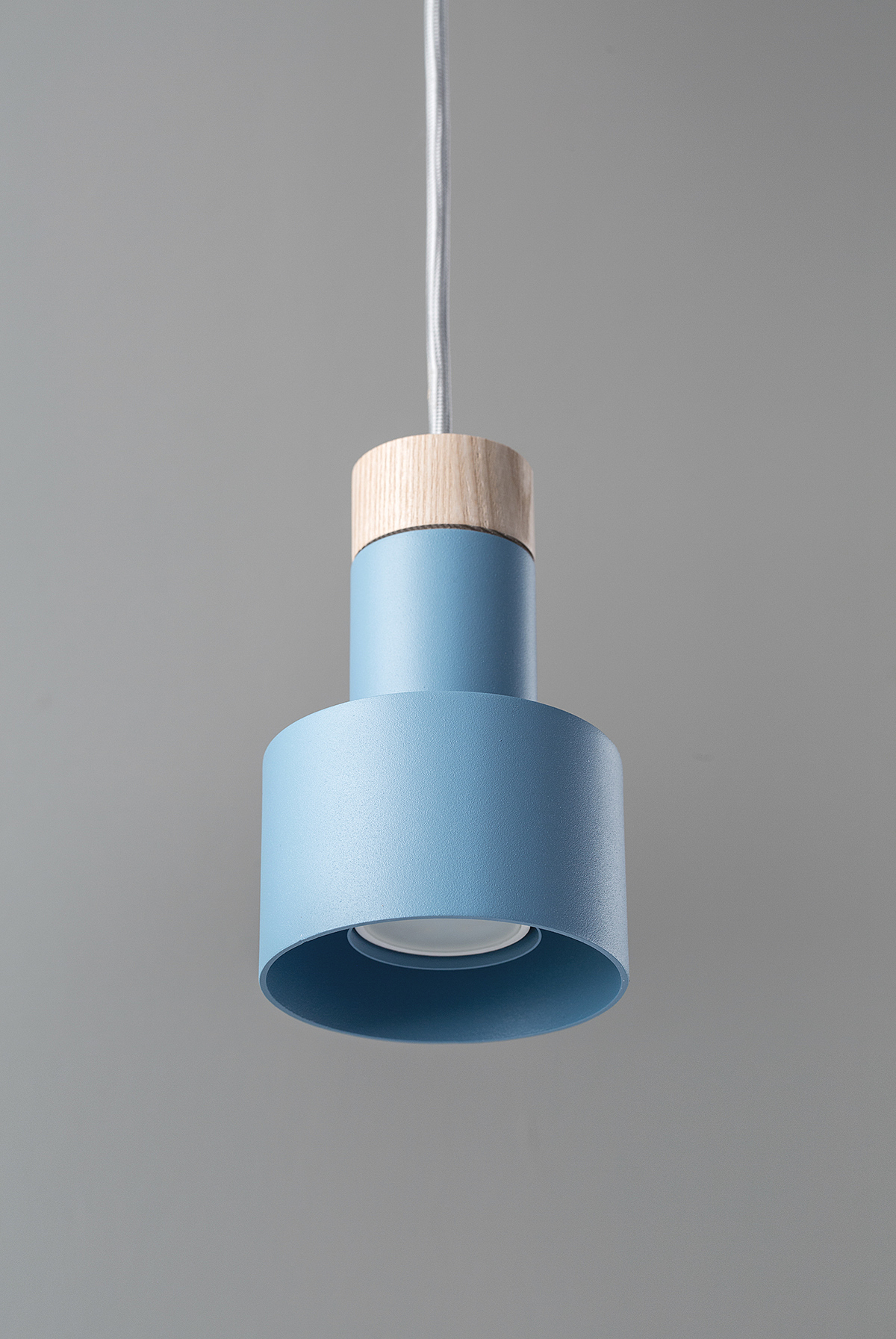 Metal，wood，a chandelier，