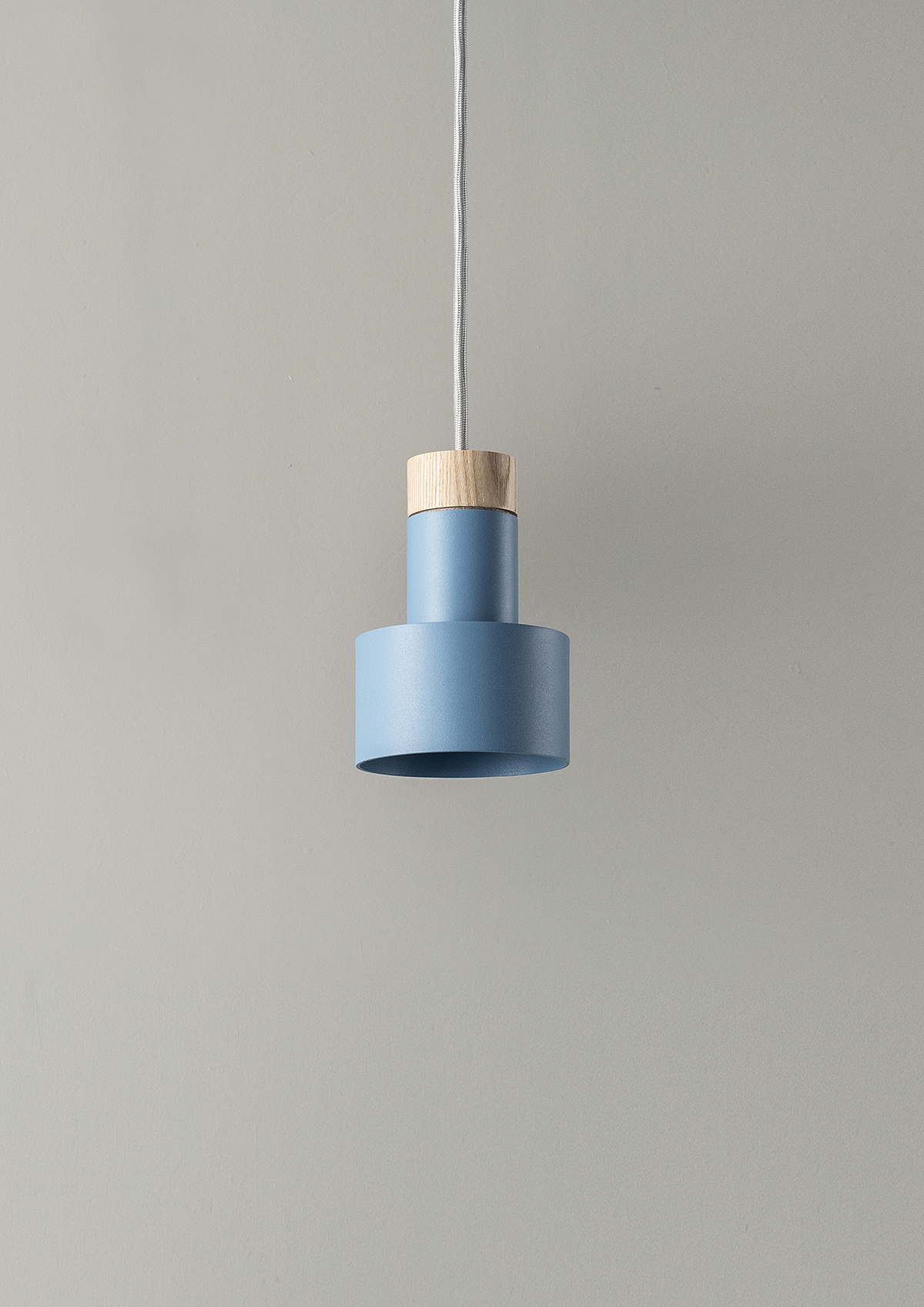 Metal，wood，a chandelier，