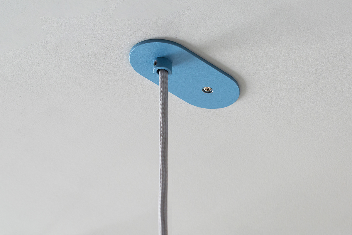 Metal，wood，a chandelier，