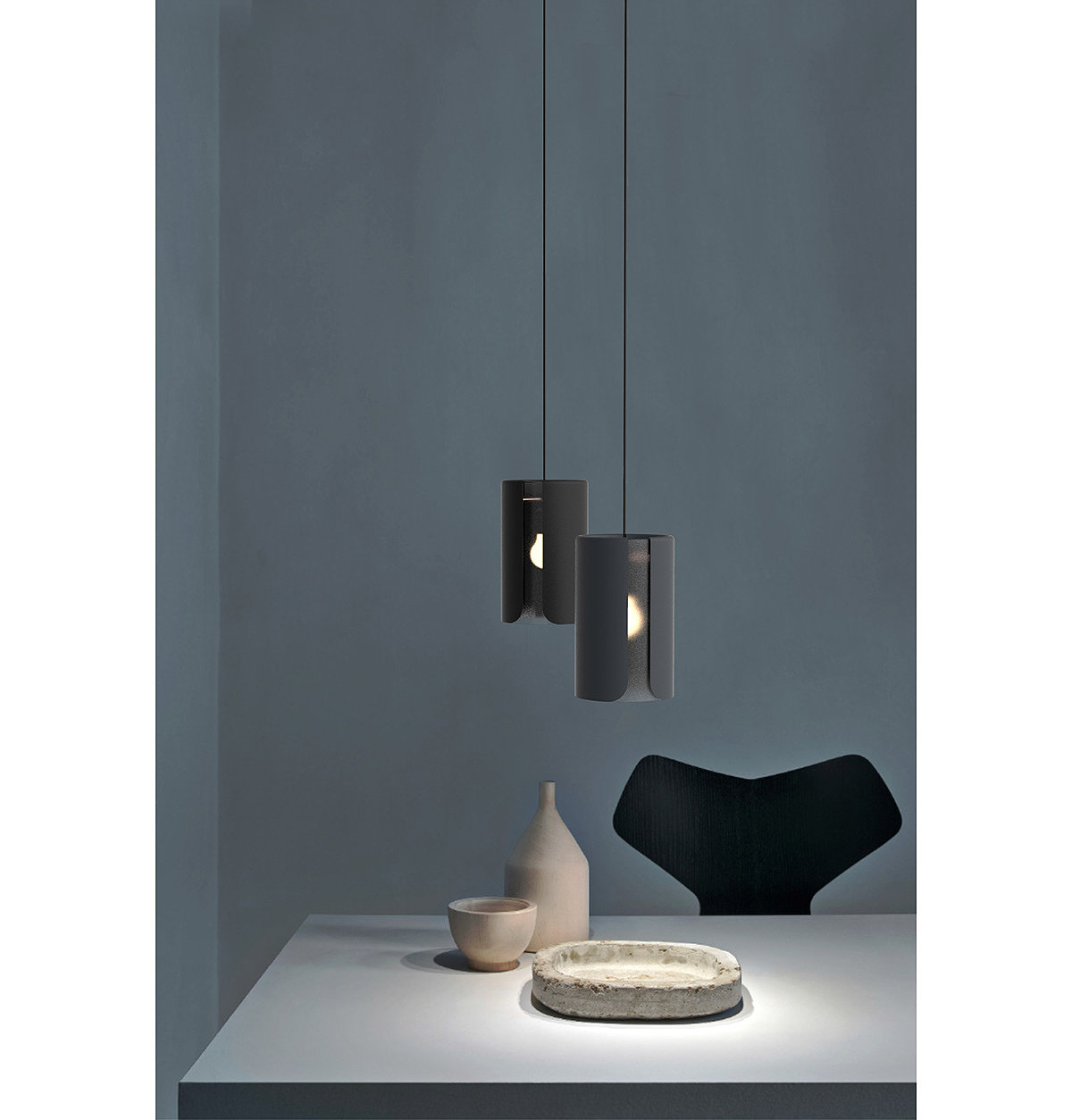 a chandelier，Frosted glass，Metal sleeve，Visual beauty，Sleeve，