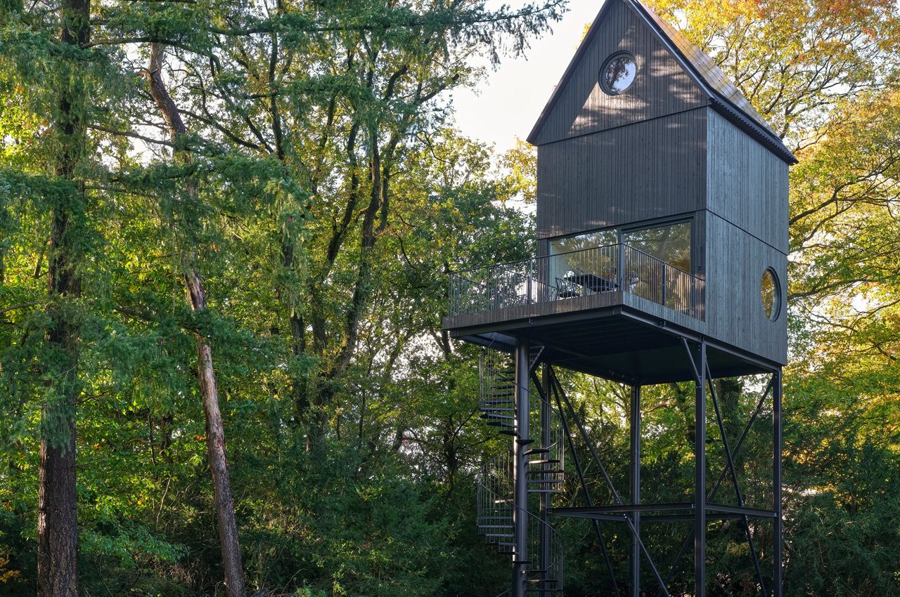 Wooden house，on vacation，aviary，