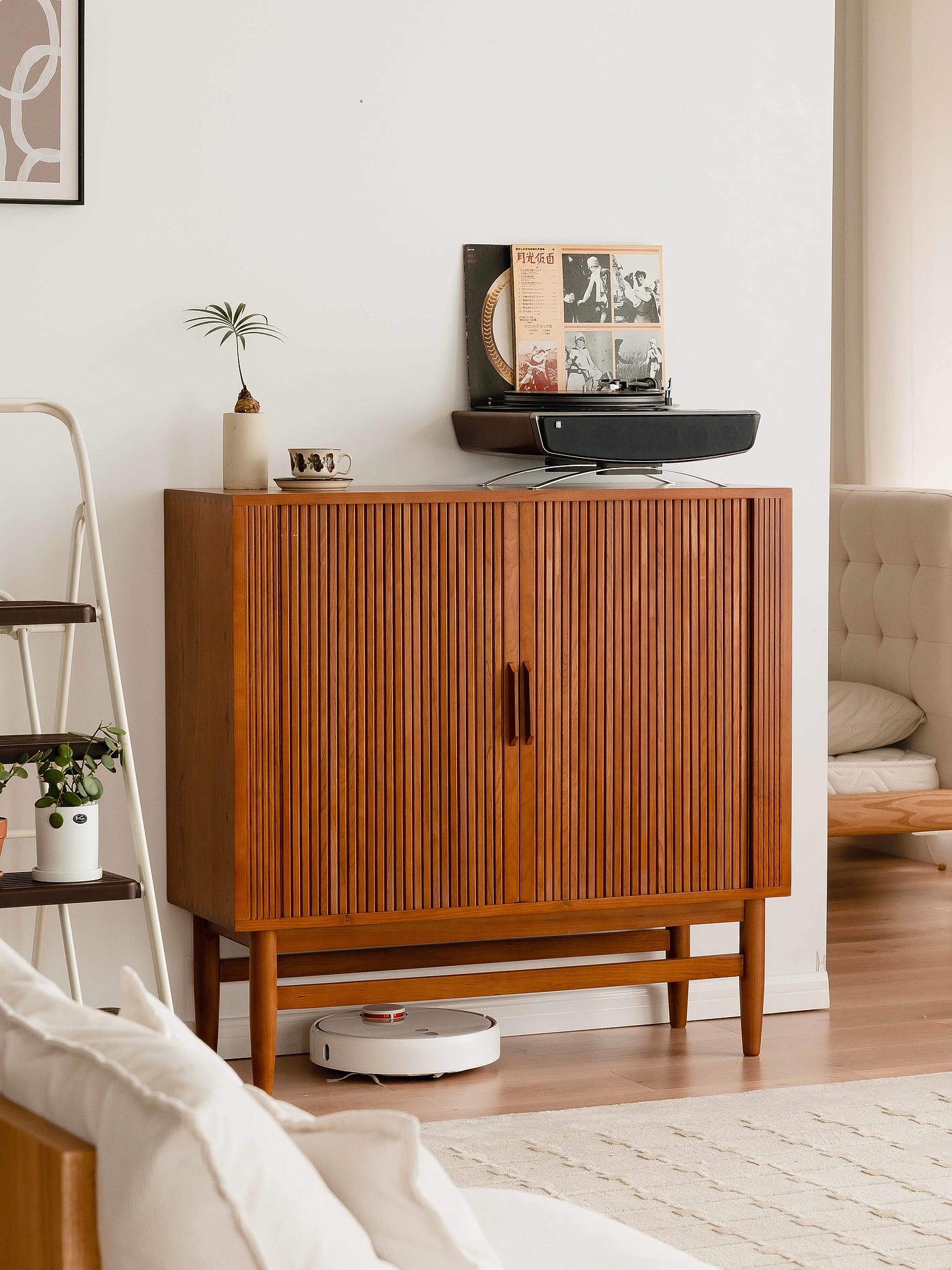 Solid wood furniture，Jewelry cabinet，medieval furniture，Residential Furniture，Original design，furniture design ，