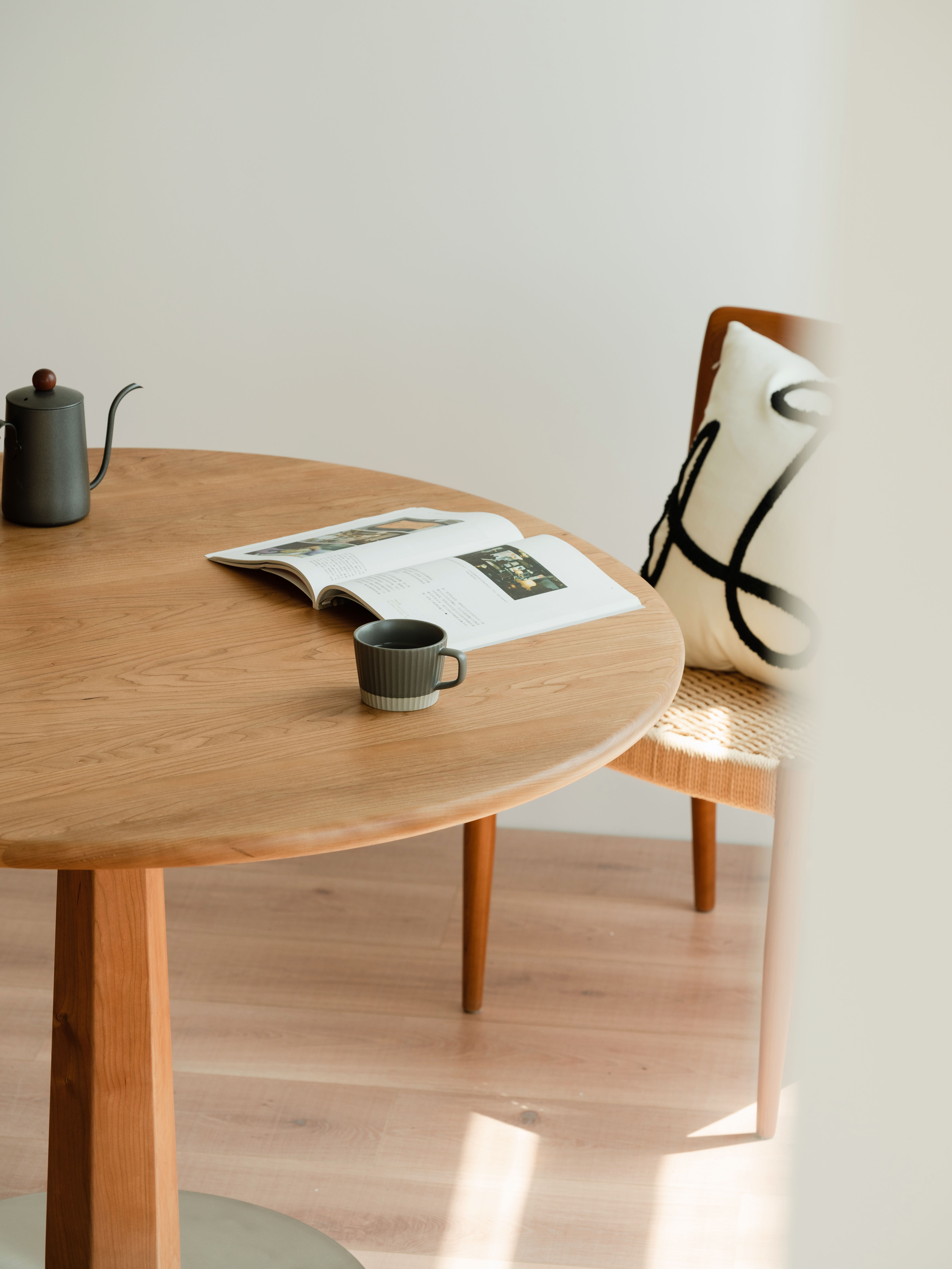 furniture design ，Solid wood furniture，Residential Furniture，round table，Original design，