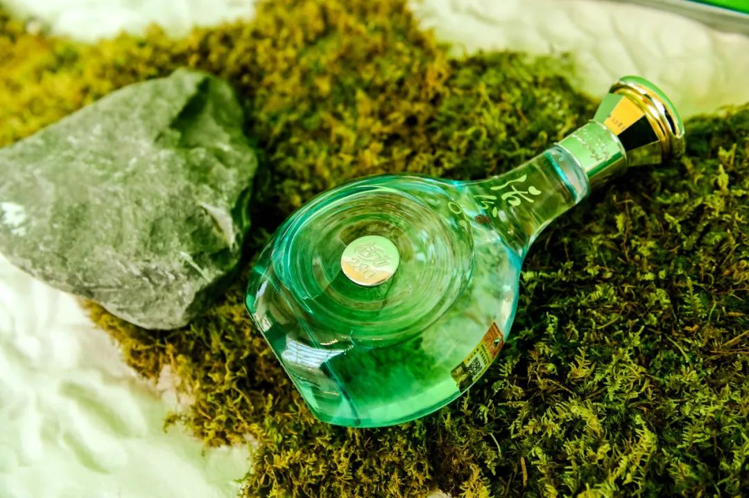 packing design，Baijiu packaging design，Cluster，Minimalist Aesthetics，