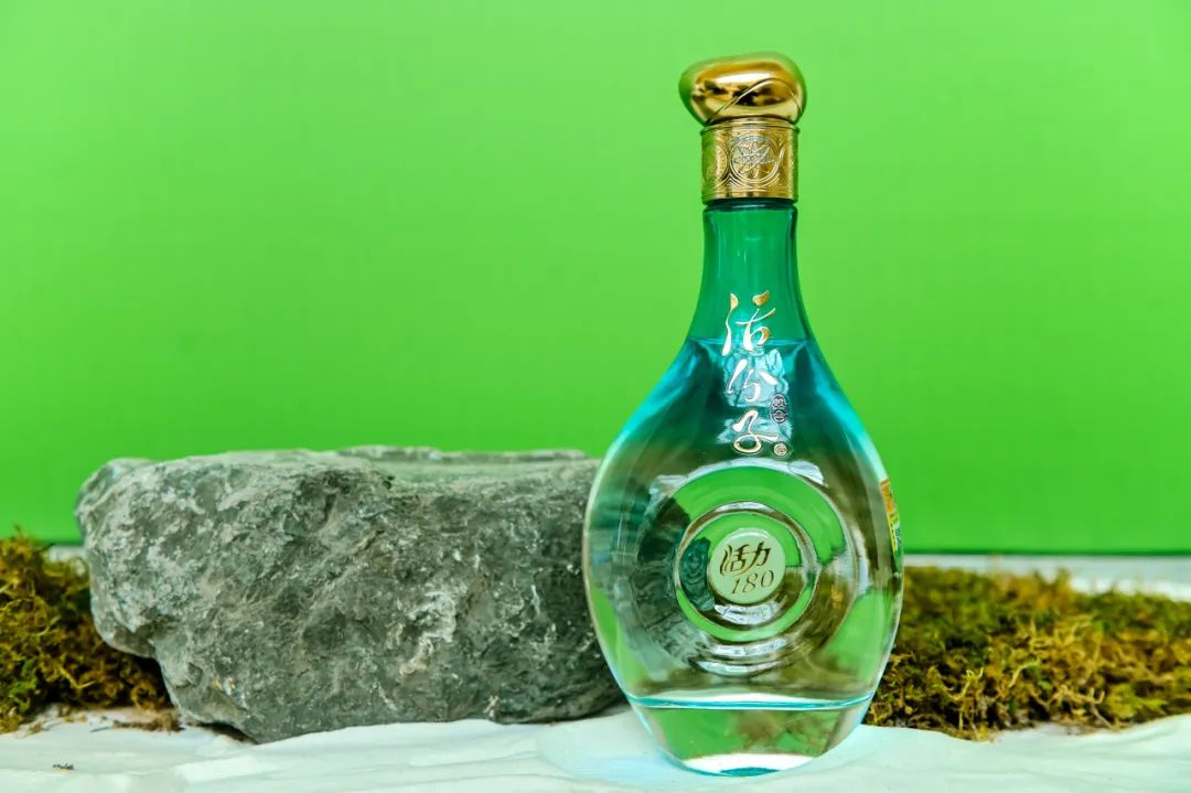 packing design，Baijiu packaging design，Cluster，Minimalist Aesthetics，