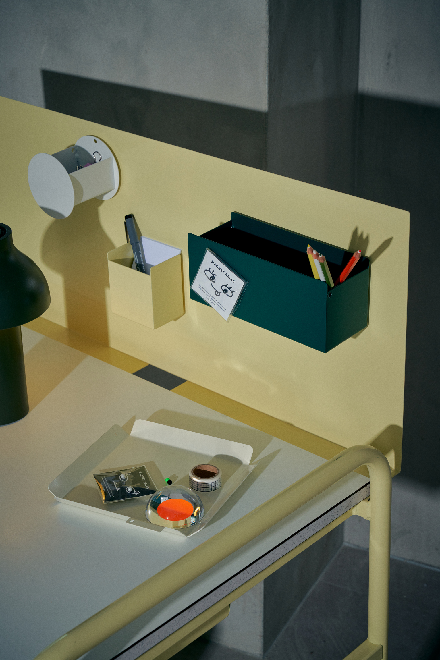 desk，Alone，space，furniture，