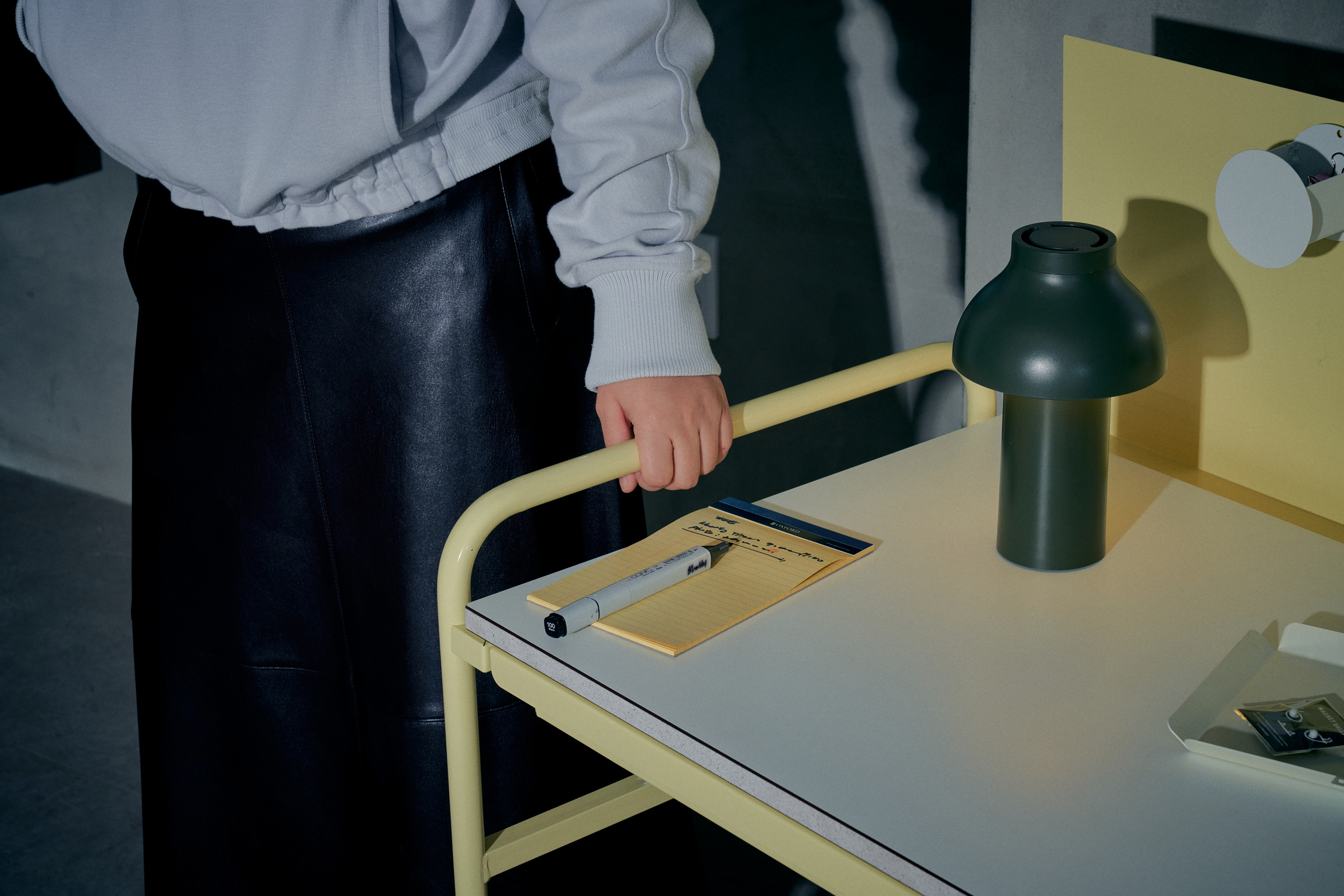 desk，Alone，space，furniture，