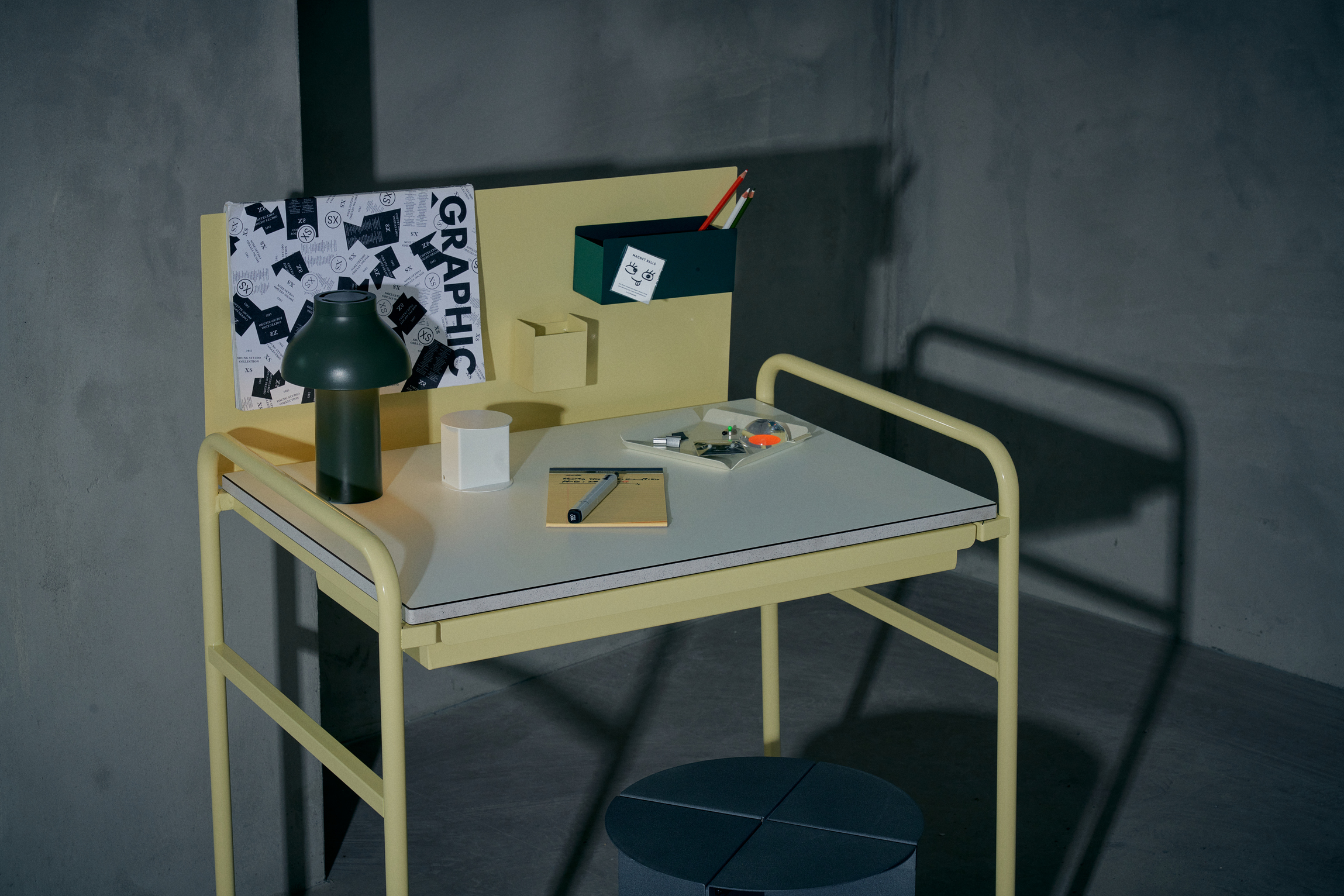 desk，Alone，space，furniture，