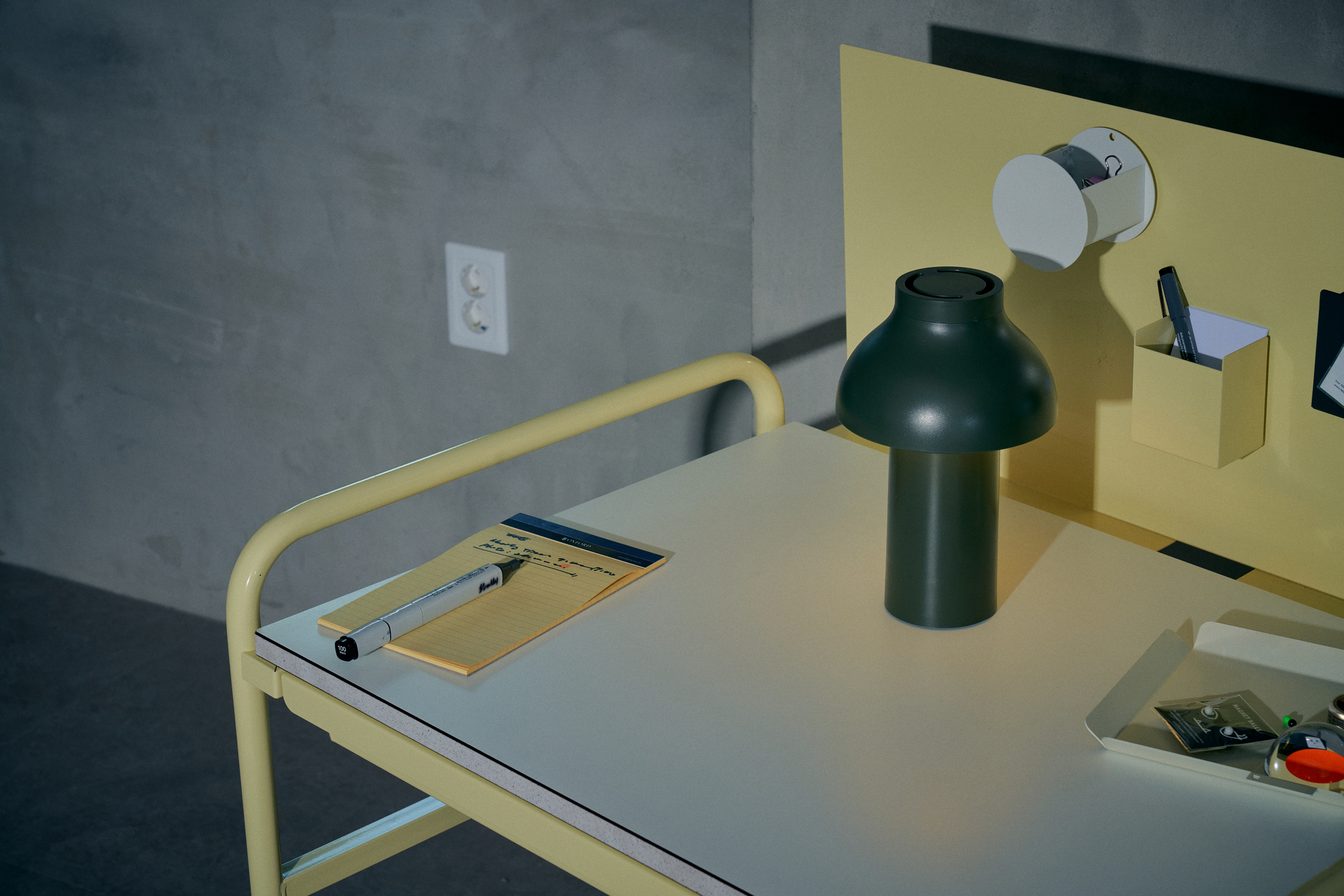 desk，Alone，space，furniture，