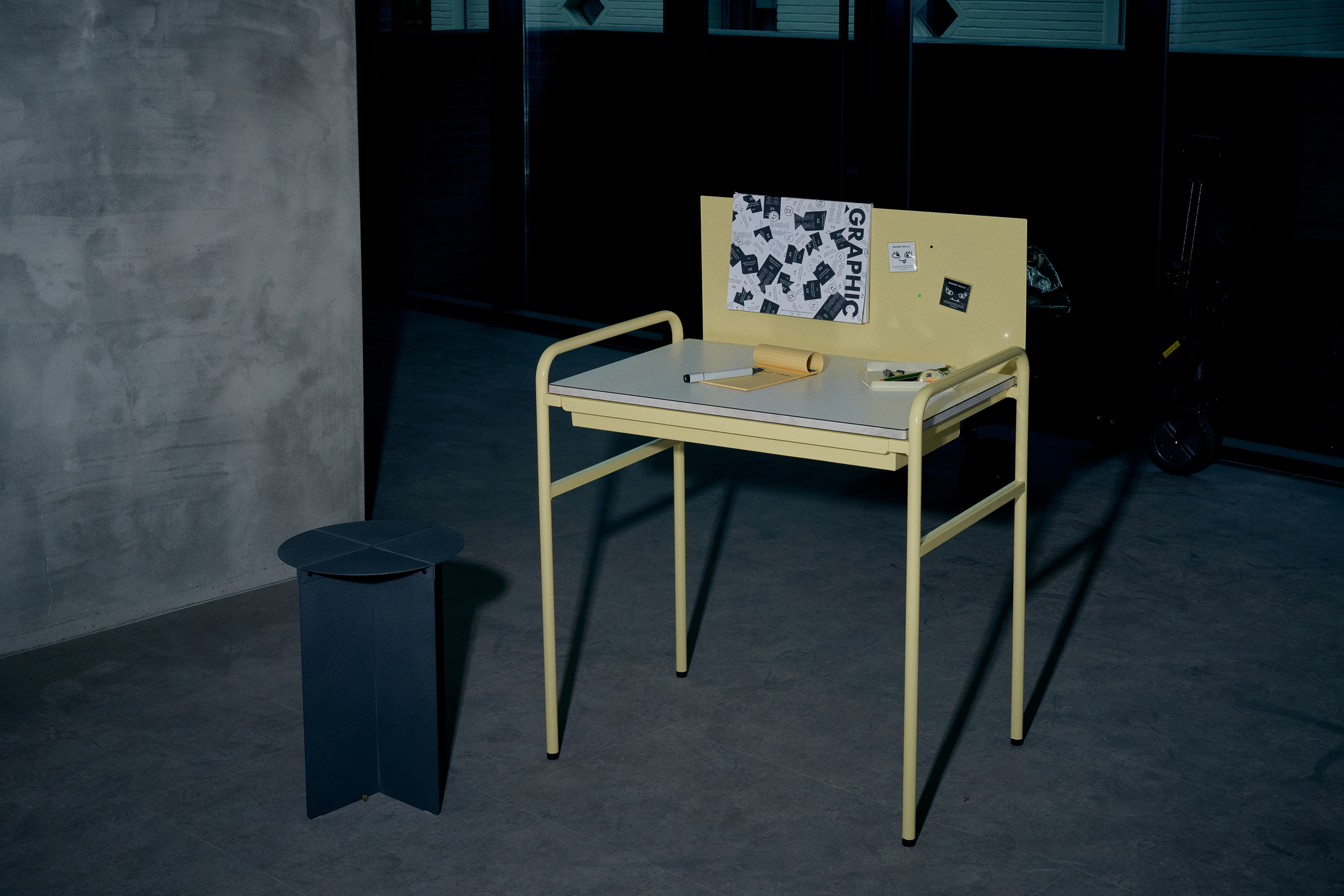 desk，Alone，space，furniture，