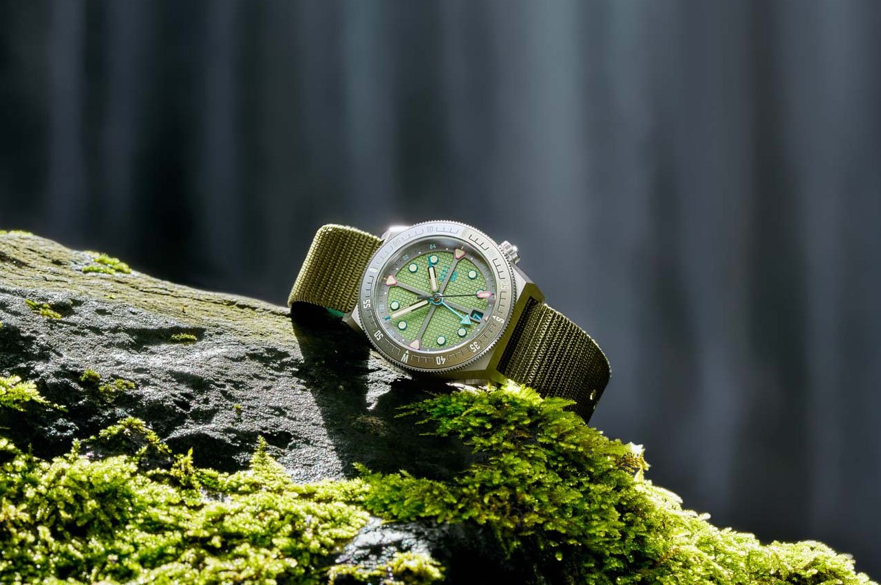 double watch，ADPT SERIES 1，outdoors，compass，