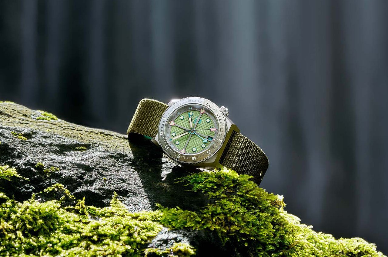 double watch，ADPT SERIES 1，outdoors，compass，
