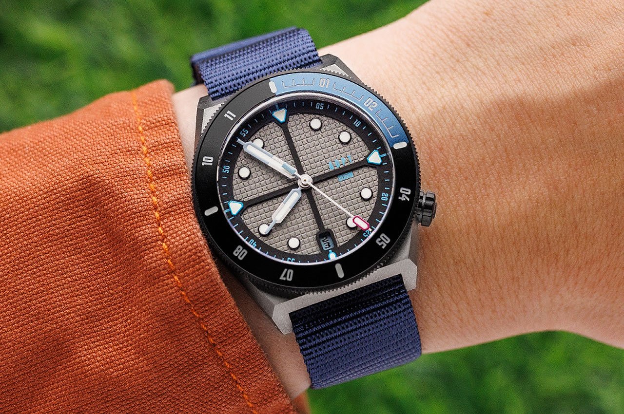 double watch，ADPT SERIES 1，outdoors，compass，