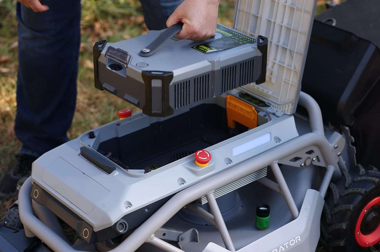 remote control，lawn mower，Mow the lawn，