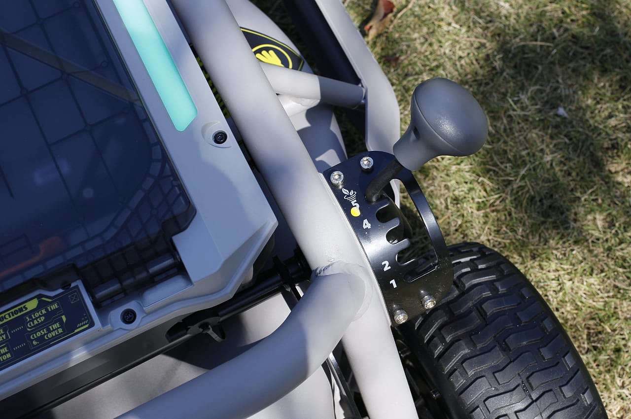 remote control，lawn mower，Mow the lawn，