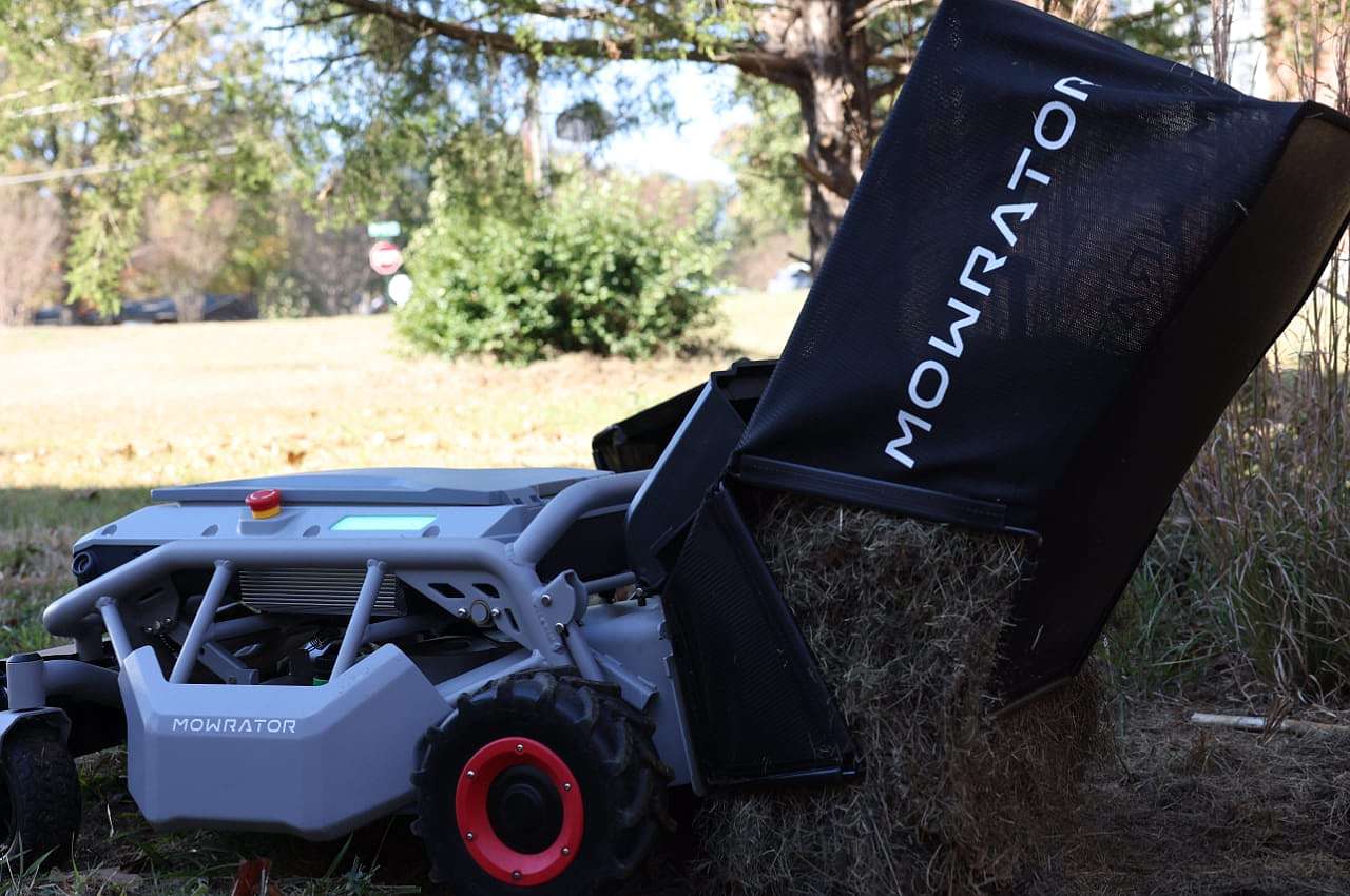 remote control，lawn mower，Mow the lawn，