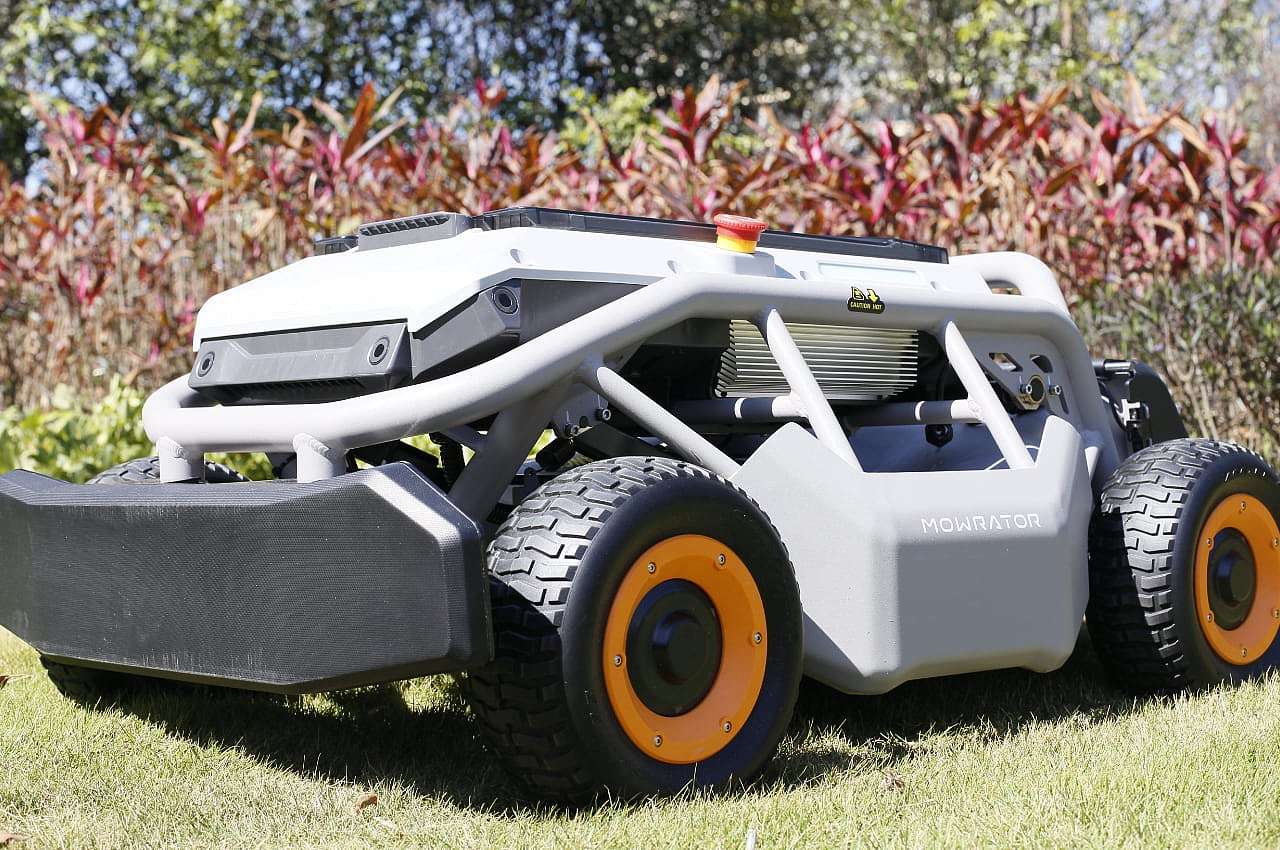 remote control，lawn mower，Mow the lawn，