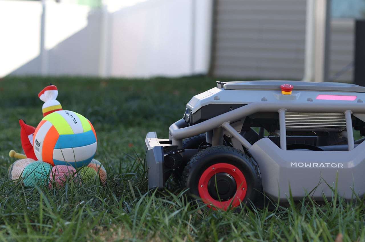 remote control，lawn mower，Mow the lawn，