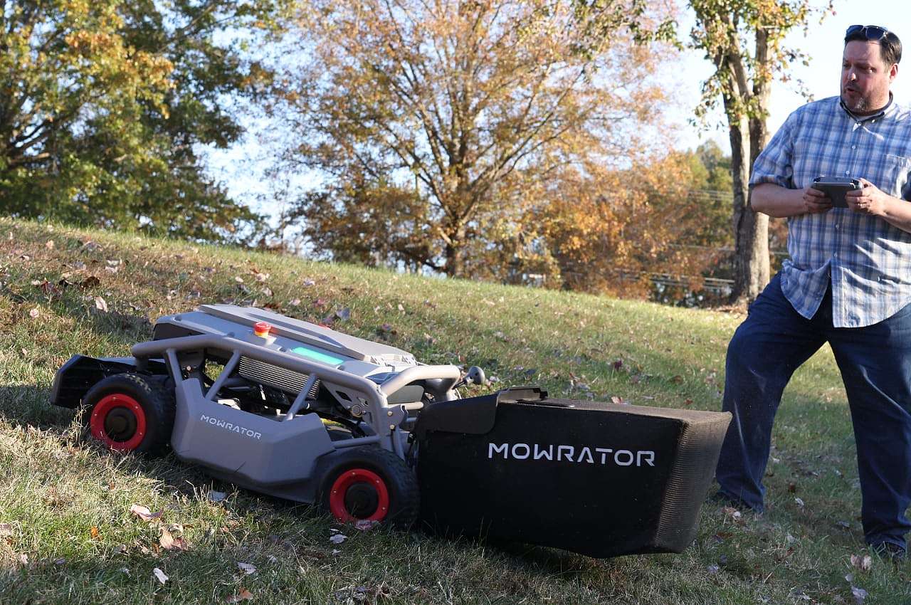 remote control，lawn mower，Mow the lawn，