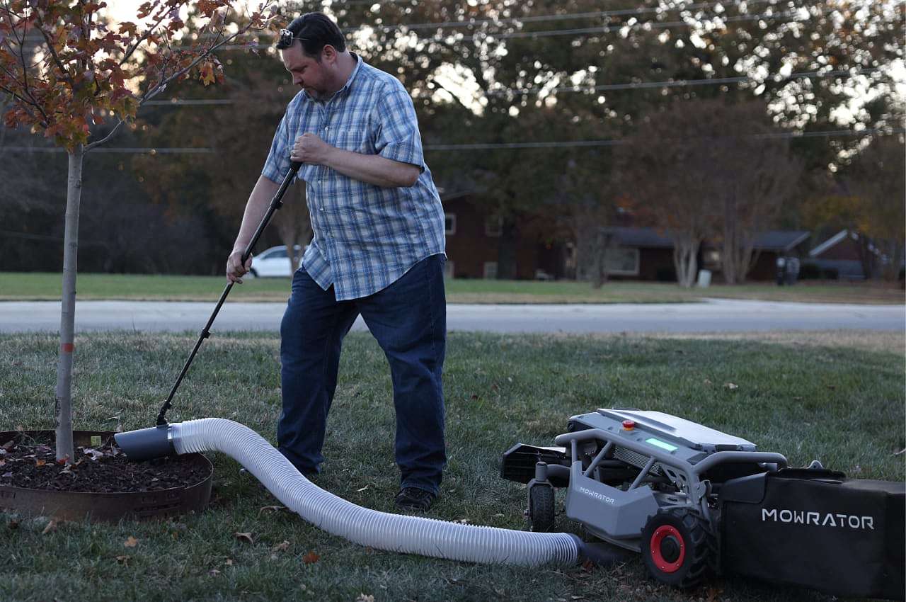 remote control，lawn mower，Mow the lawn，
