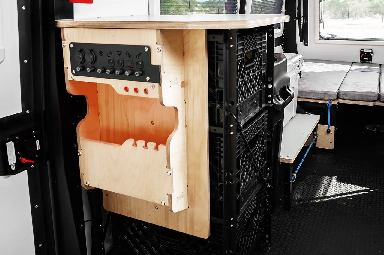 solar eclipse，trailer，outdoors，travel，Design，