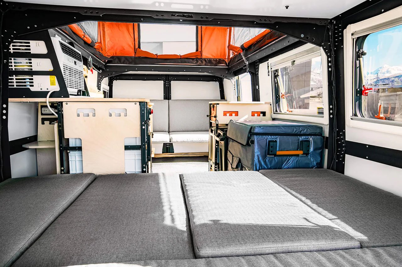 solar eclipse，trailer，outdoors，travel，Design，