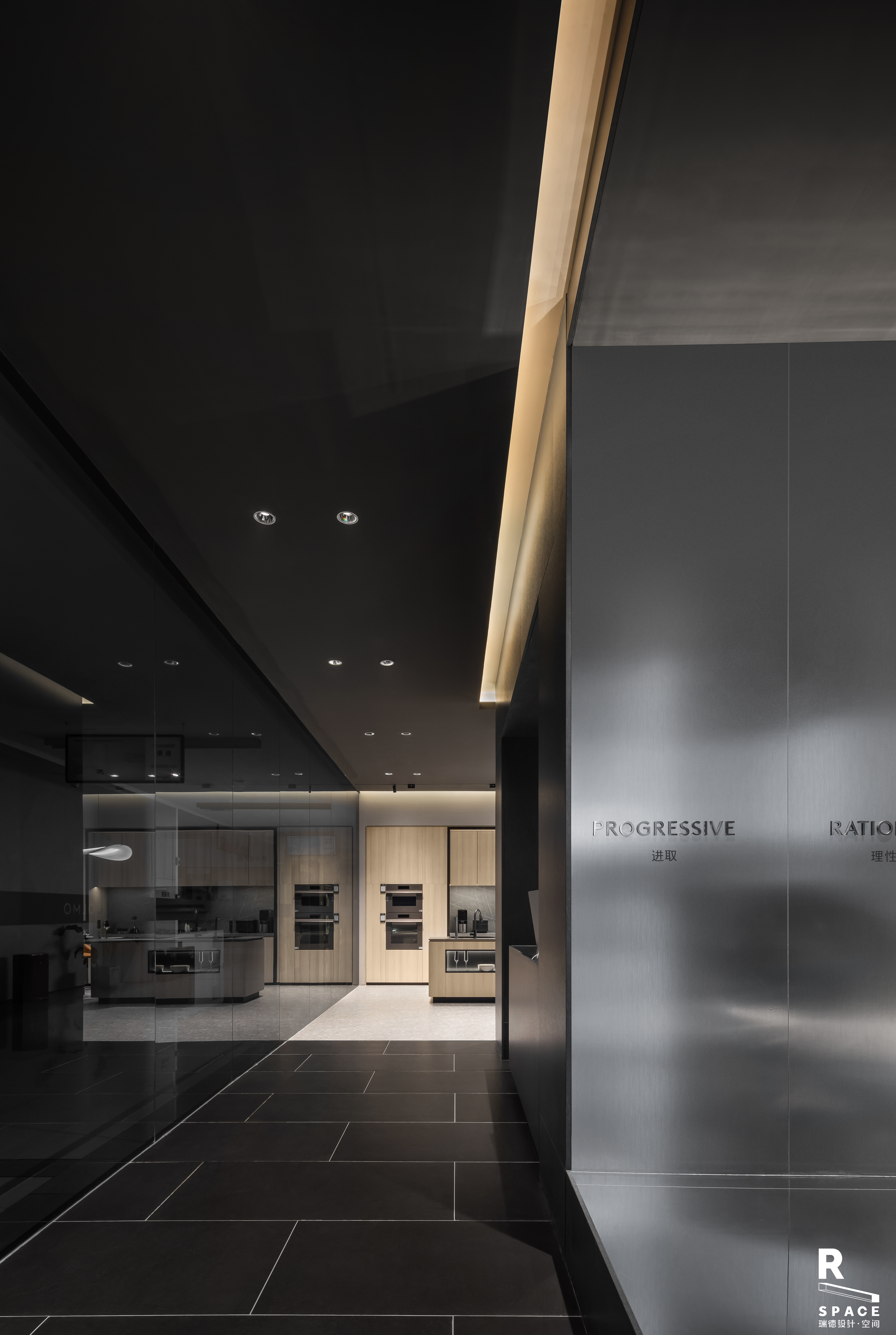 Red design，space design ，industrial design，Extreme，Zhengzhou，Hangzhou design company，Design services，Super Body Store，