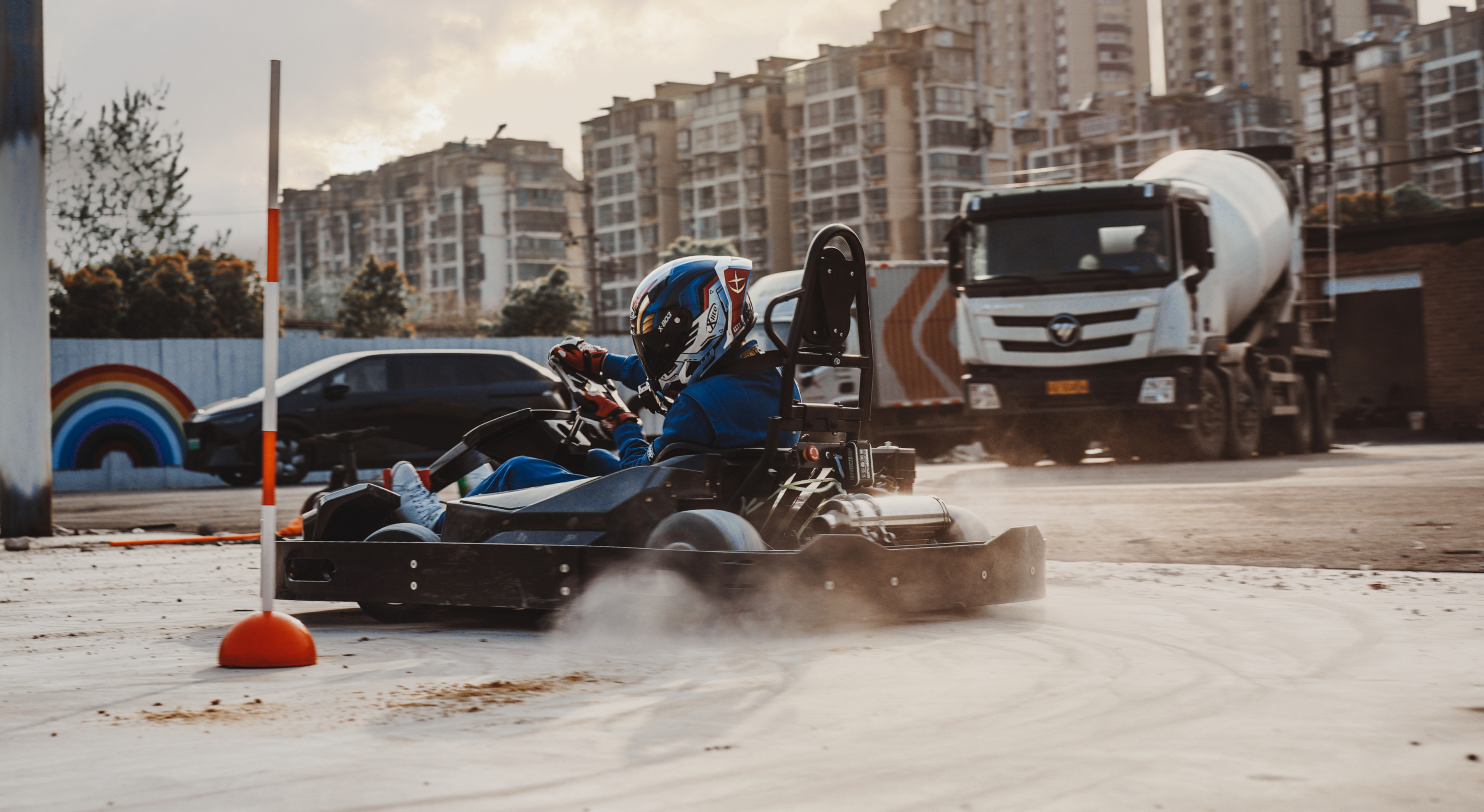 automobile，vehicle，go-kart，sports competition，Amusement equipment，