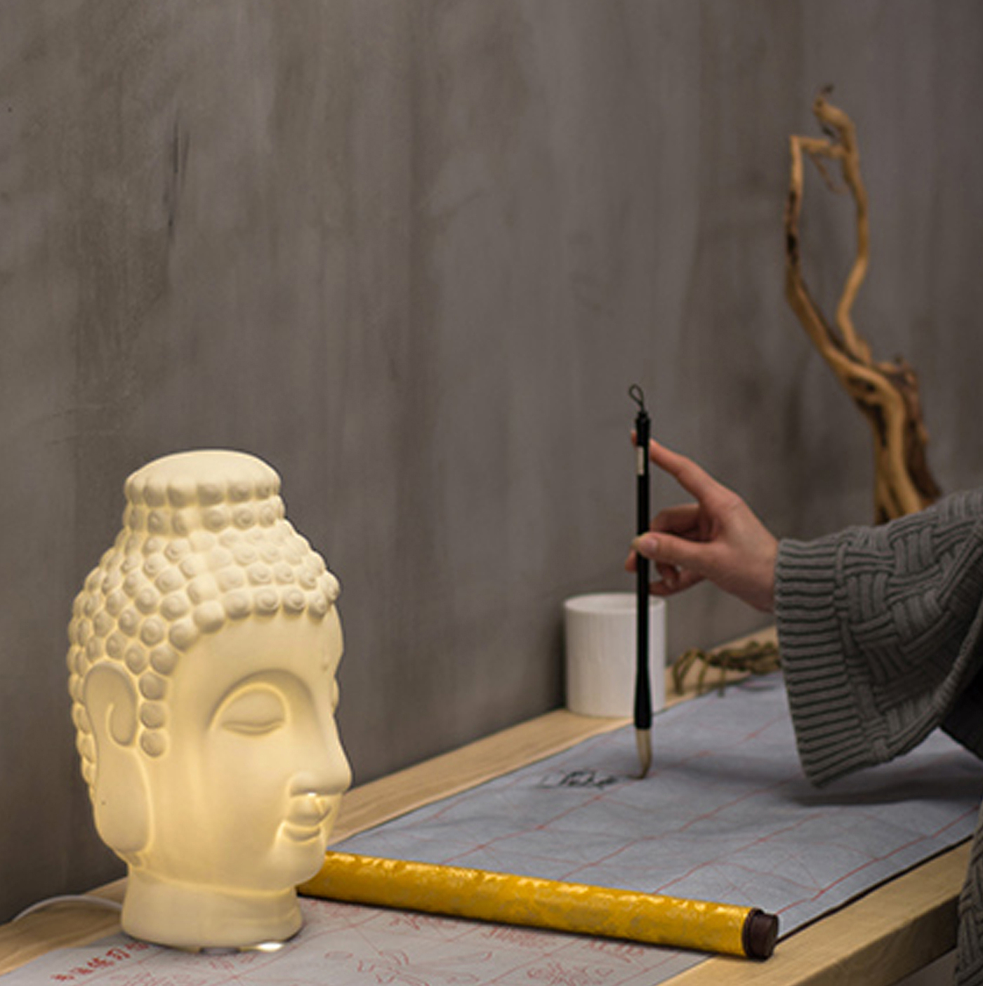 Buddhist girl，Night light，