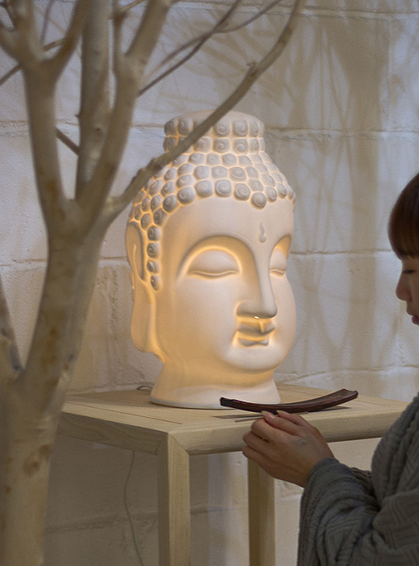 Buddhist girl，Night light，