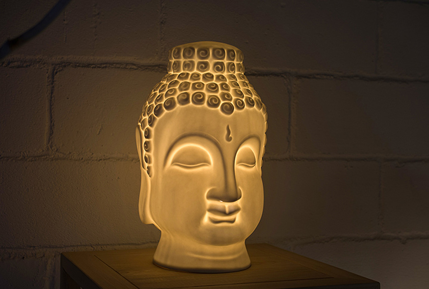 Buddhist girl，Night light，