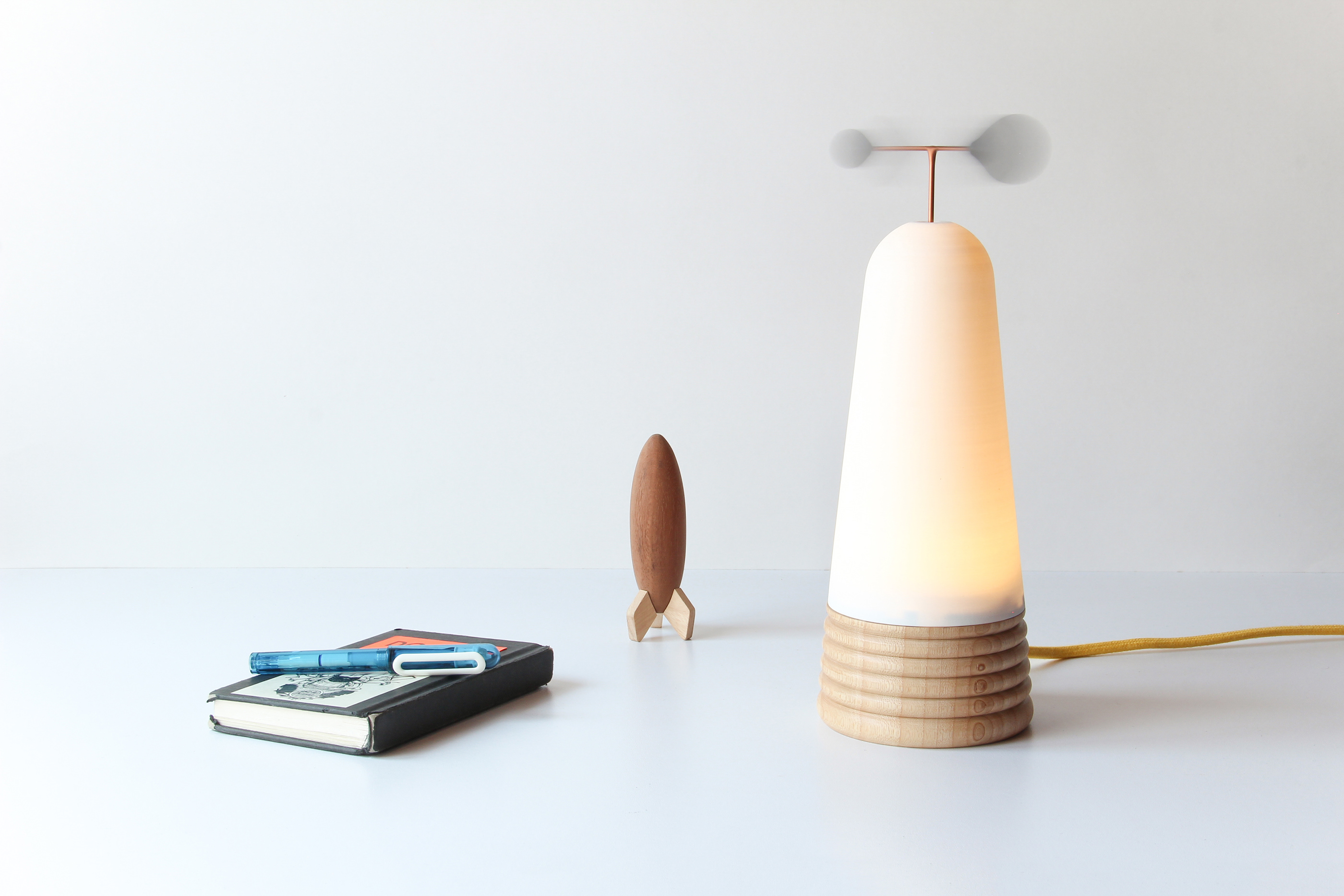 Table lamp design，sound design ，speaker，lamps and lanterns，Creative brain hole，Cylinder design，Wood and plastic，Innovative switching mode，Wind energy，Black and white matching，White and wood，