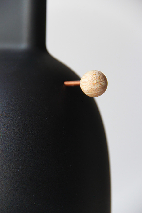 Table lamp design，sound design ，speaker，lamps and lanterns，Creative brain hole，Cylinder design，Wood and plastic，Innovative switching mode，Wind energy，Black and white matching，White and wood，