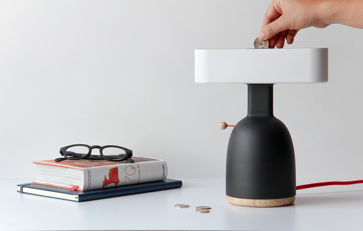Table lamp design，sound design ，speaker，lamps and lanterns，Creative brain hole，Cylinder design，Wood and plastic，Innovative switching mode，Wind energy，Black and white matching，White and wood，