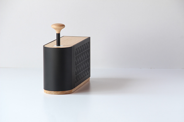 Table lamp design，sound design ，speaker，lamps and lanterns，Creative brain hole，Cylinder design，Wood and plastic，Innovative switching mode，Wind energy，Black and white matching，White and wood，