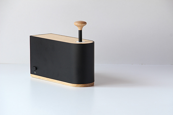 Table lamp design，sound design ，speaker，lamps and lanterns，Creative brain hole，Cylinder design，Wood and plastic，Innovative switching mode，Wind energy，Black and white matching，White and wood，