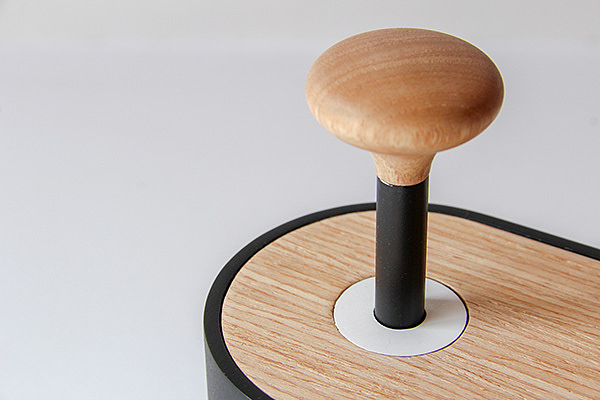 Table lamp design，sound design ，speaker，lamps and lanterns，Creative brain hole，Cylinder design，Wood and plastic，Innovative switching mode，Wind energy，Black and white matching，White and wood，