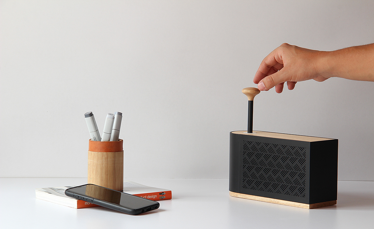 Table lamp design，sound design ，speaker，lamps and lanterns，Creative brain hole，Cylinder design，Wood and plastic，Innovative switching mode，Wind energy，Black and white matching，White and wood，