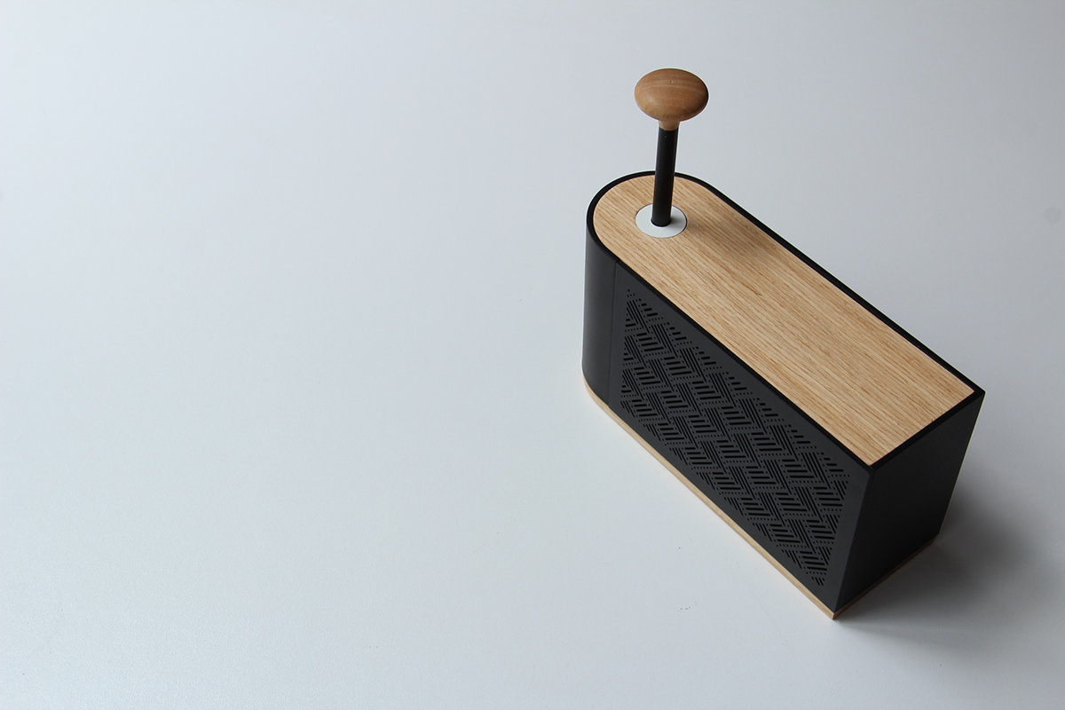 Table lamp design，sound design ，speaker，lamps and lanterns，Creative brain hole，Cylinder design，Wood and plastic，Innovative switching mode，Wind energy，Black and white matching，White and wood，