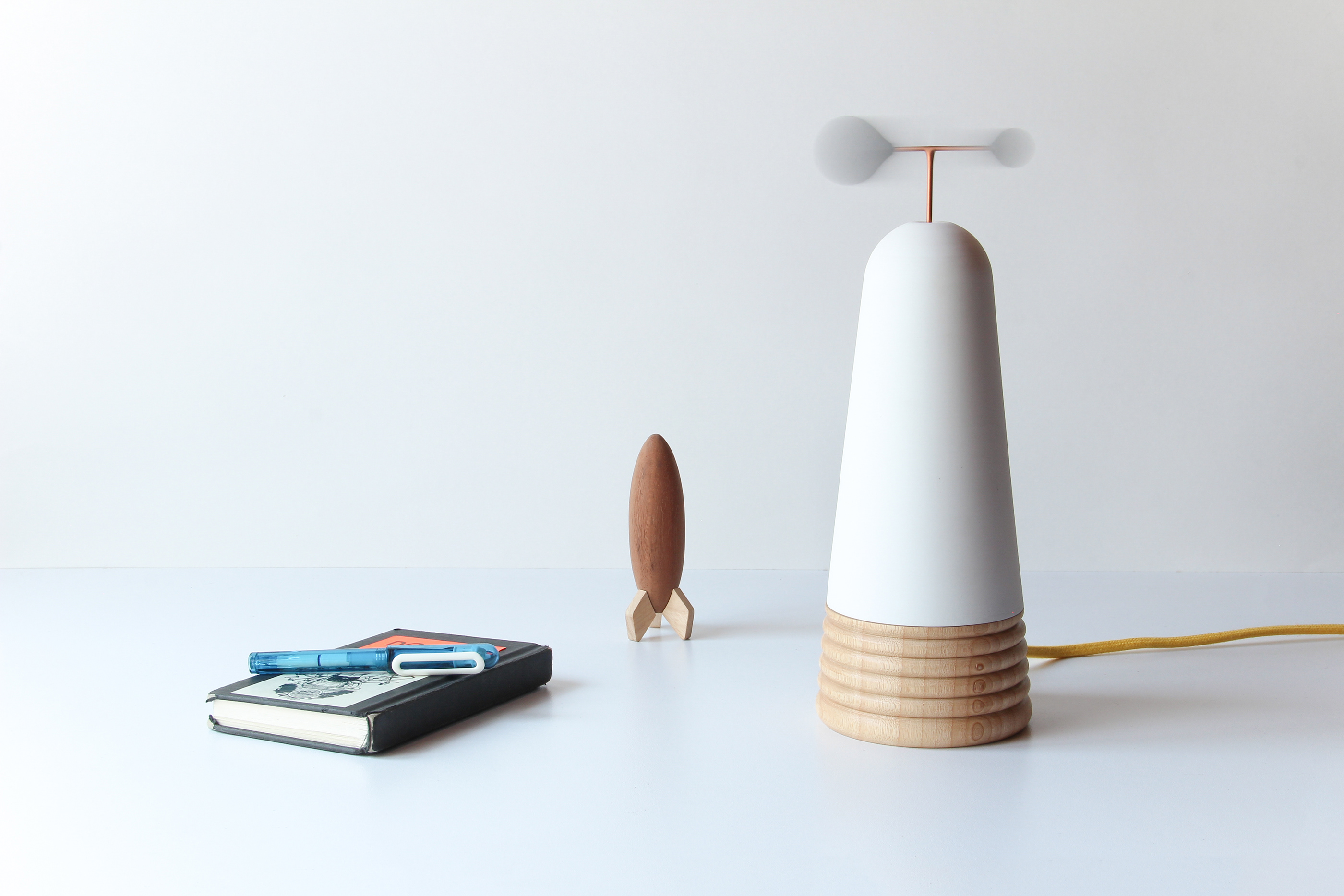 Table lamp design，sound design ，speaker，lamps and lanterns，Creative brain hole，Cylinder design，Wood and plastic，Innovative switching mode，Wind energy，Black and white matching，White and wood，