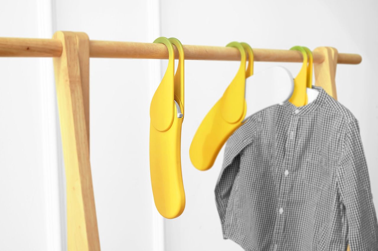 coat hanger，interest，children，interaction，